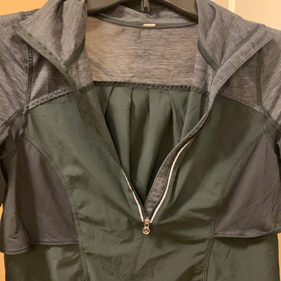 Lulu Lemon size 4 rare ruffled light weight top so cute and unique! EUC. Black - Picture 6 of 6